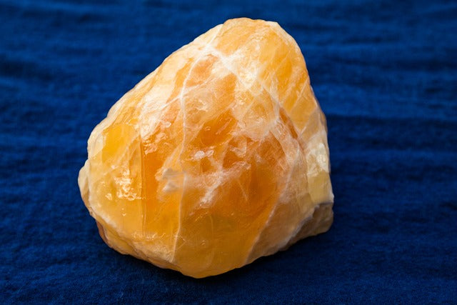 La calcite jaune, souvent utilisée pour la purification et le rechargement énergétique Kumari Legacy