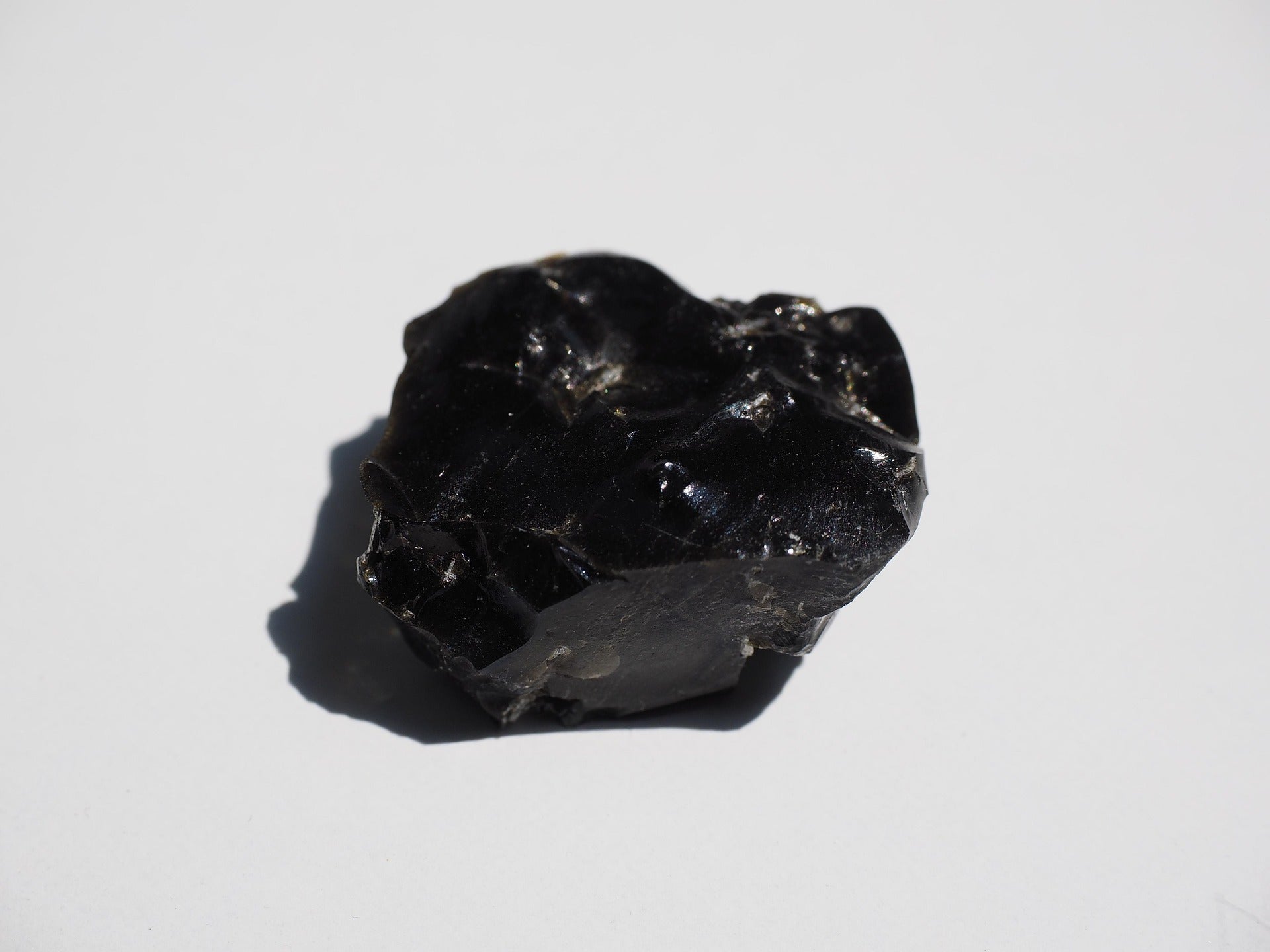 L'obsidienne et la pierre de lave : ancrage, protection