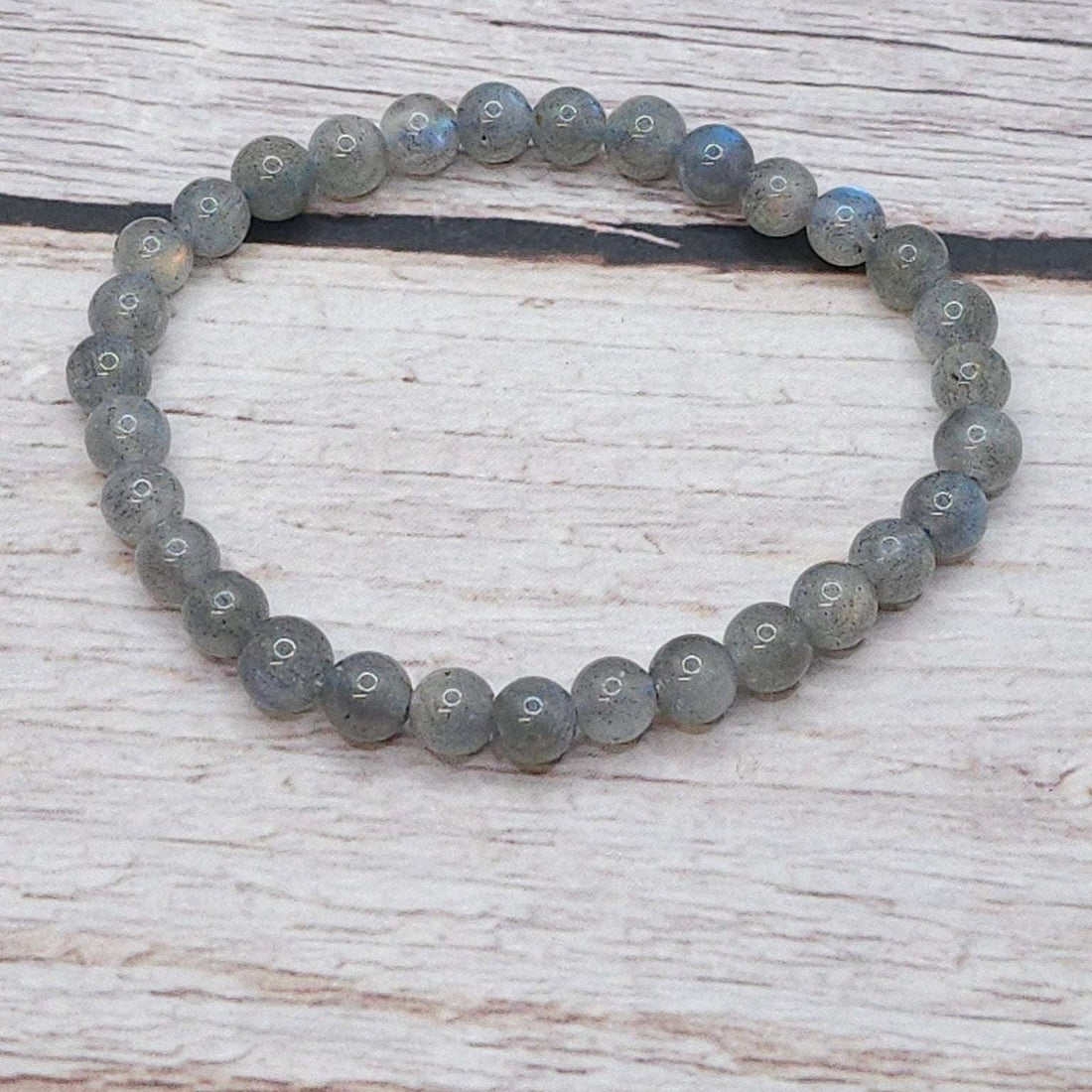 La labradorite en lithothérapie : origines et vertus traditionnelles - Kumari Legacy