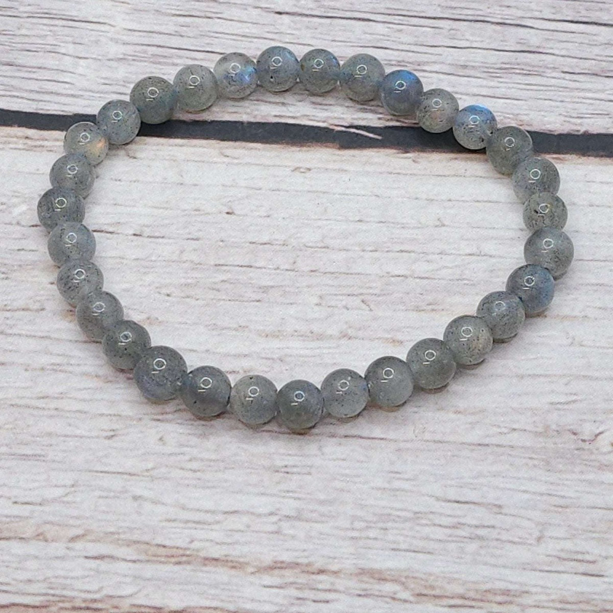 La labradorite en lithothérapie : origines et vertus traditionnelles - Kumari Legacy