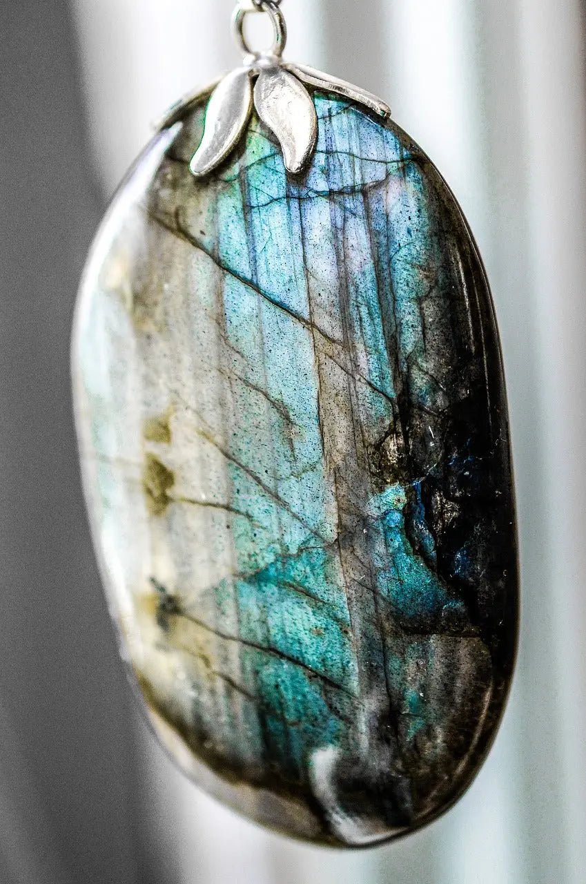 La labradorite : une pierre aux multiples vertus - Kumari Legacy