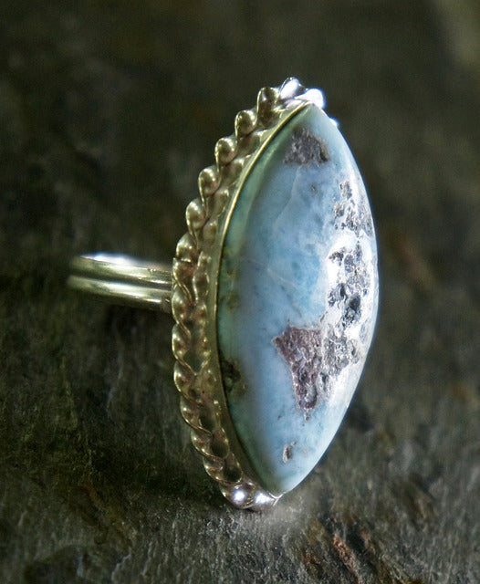 Le Larimar est une pierre semi-précieuse rare et magnifique également connue sous le nom de pierre de l'Atlantide Kumari Legacy