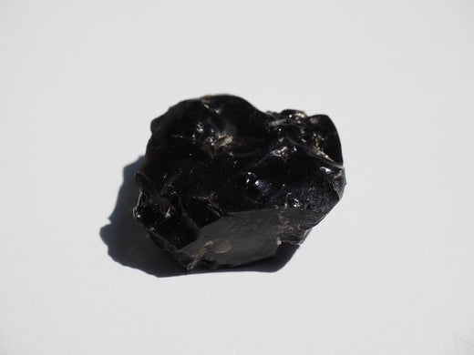 L'obsidienne et la pierre de lave : ancrage, protection