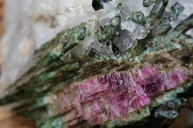 La tourmaline rose connue pour ses propriétés curatives et de ses bienfaits spirituels. Kumari Legacy