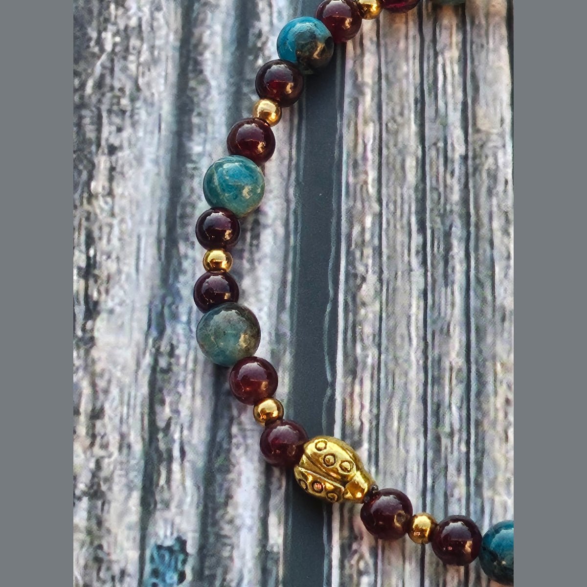 Bracelet Apatite bleue & Grenat – 4mm/6mm - Kumari Legacy