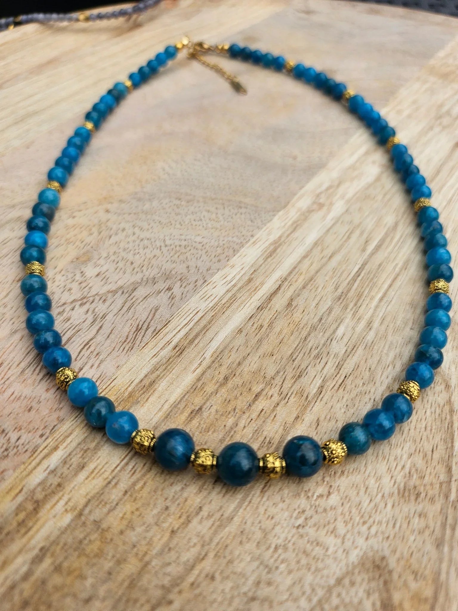 Collier “Thalassa” – Apatite bleue 6 mm – Personnalisable & Sur mesure - Kumari Legacy