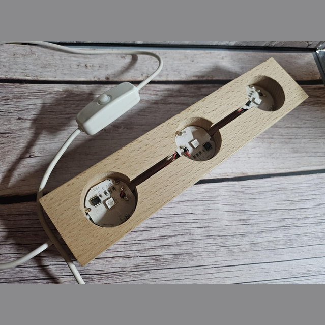 Socle LED en bois 3 emplacements - Kumari Legacy