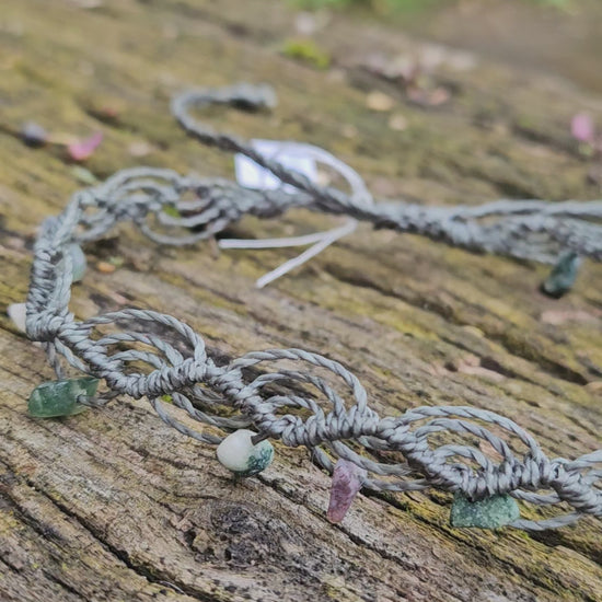 Bracelet de cheville en macramé avec des perles de pierre d'agate mousse brute