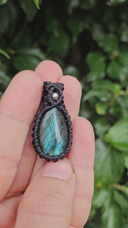 Pendentif en Micro-Macramé avec Labradorite - Protection et Transformation