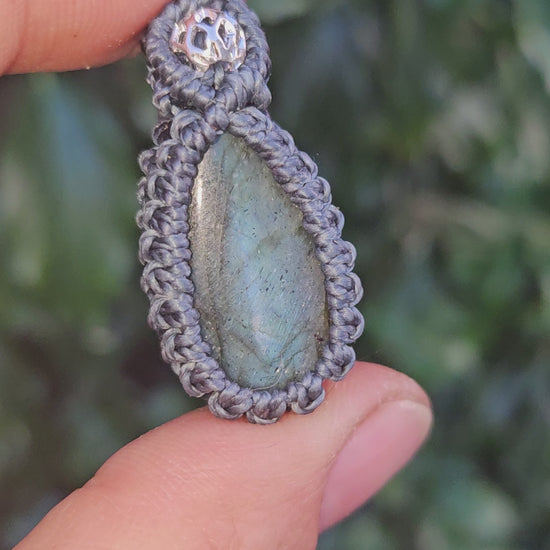 Pendentif en Micro-Macramé avec Labradorite - Protection et Transformation