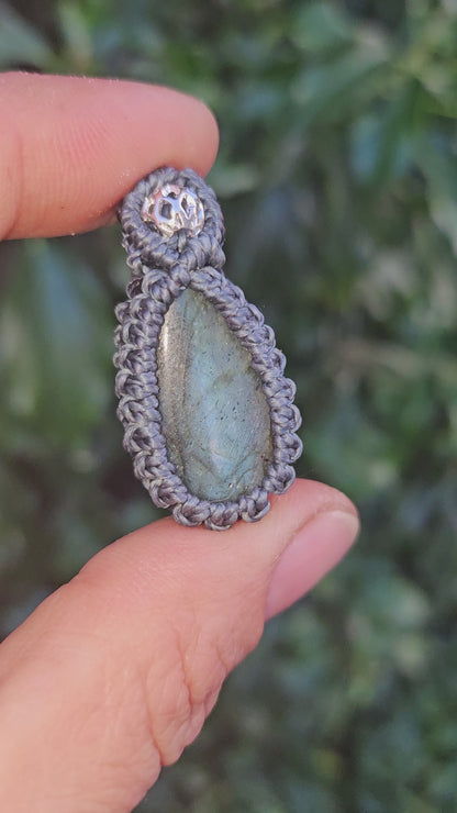 Pendentif en Micro-Macramé avec Labradorite - Protection et Transformation