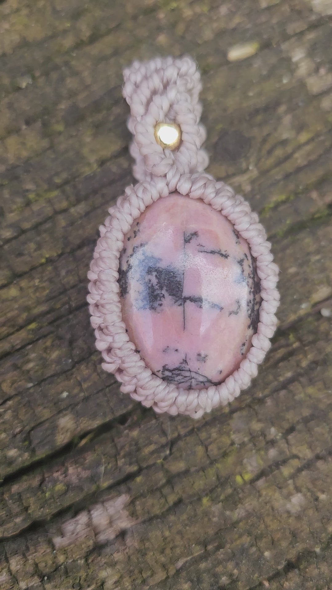 Pendentif en Rhodonite Tissé en Micro-Macramé