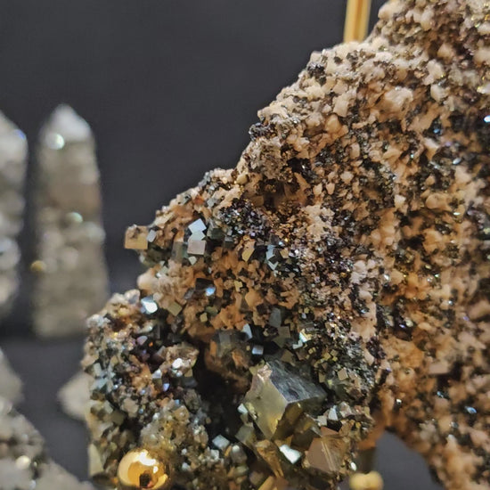 Spécimen en Pyrite Naturelle avec Socle en Métal - L'Éclat de la Prospérité