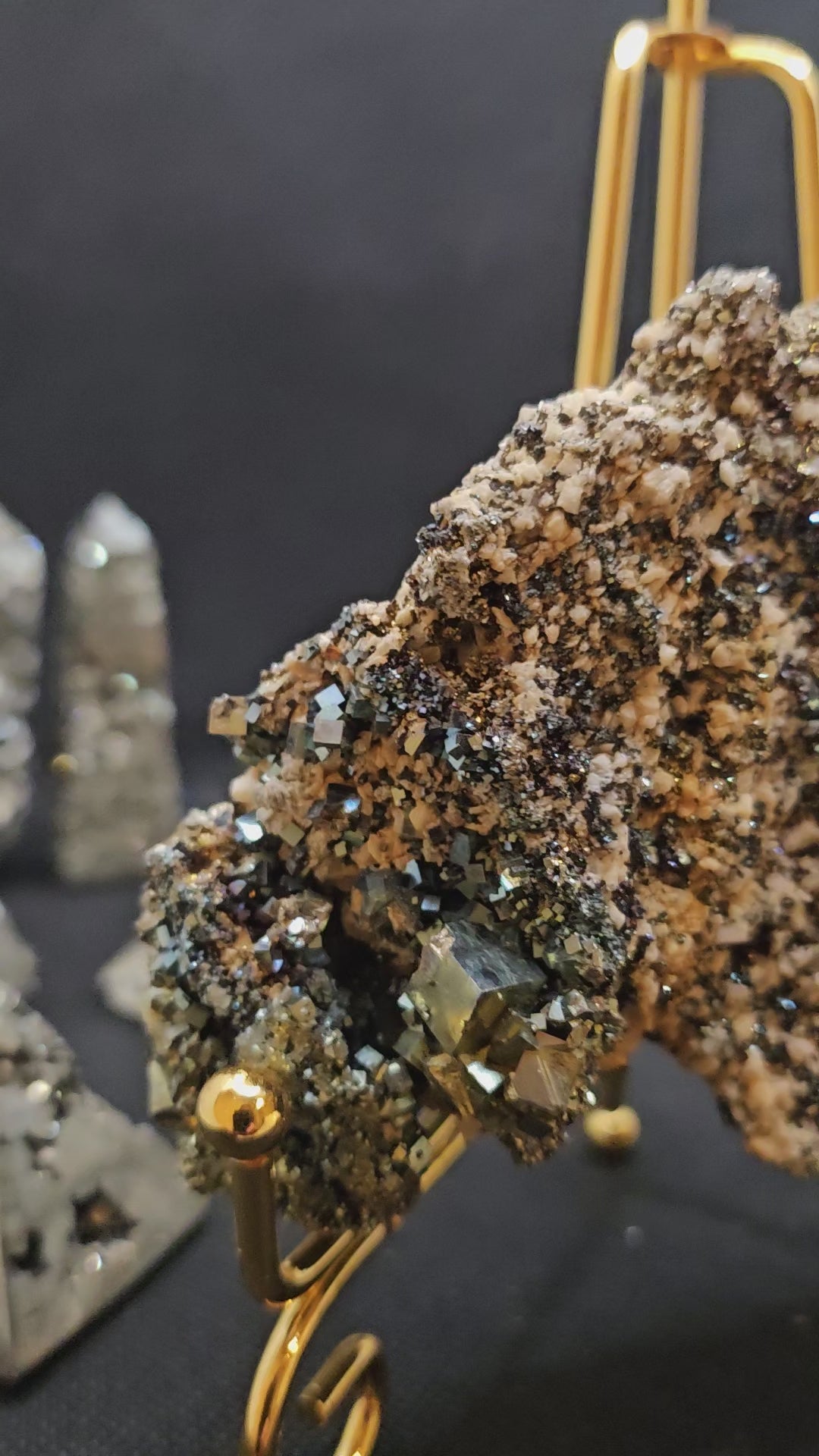 Spécimen en Pyrite Naturelle avec Socle en Métal - L'Éclat de la Prospérité