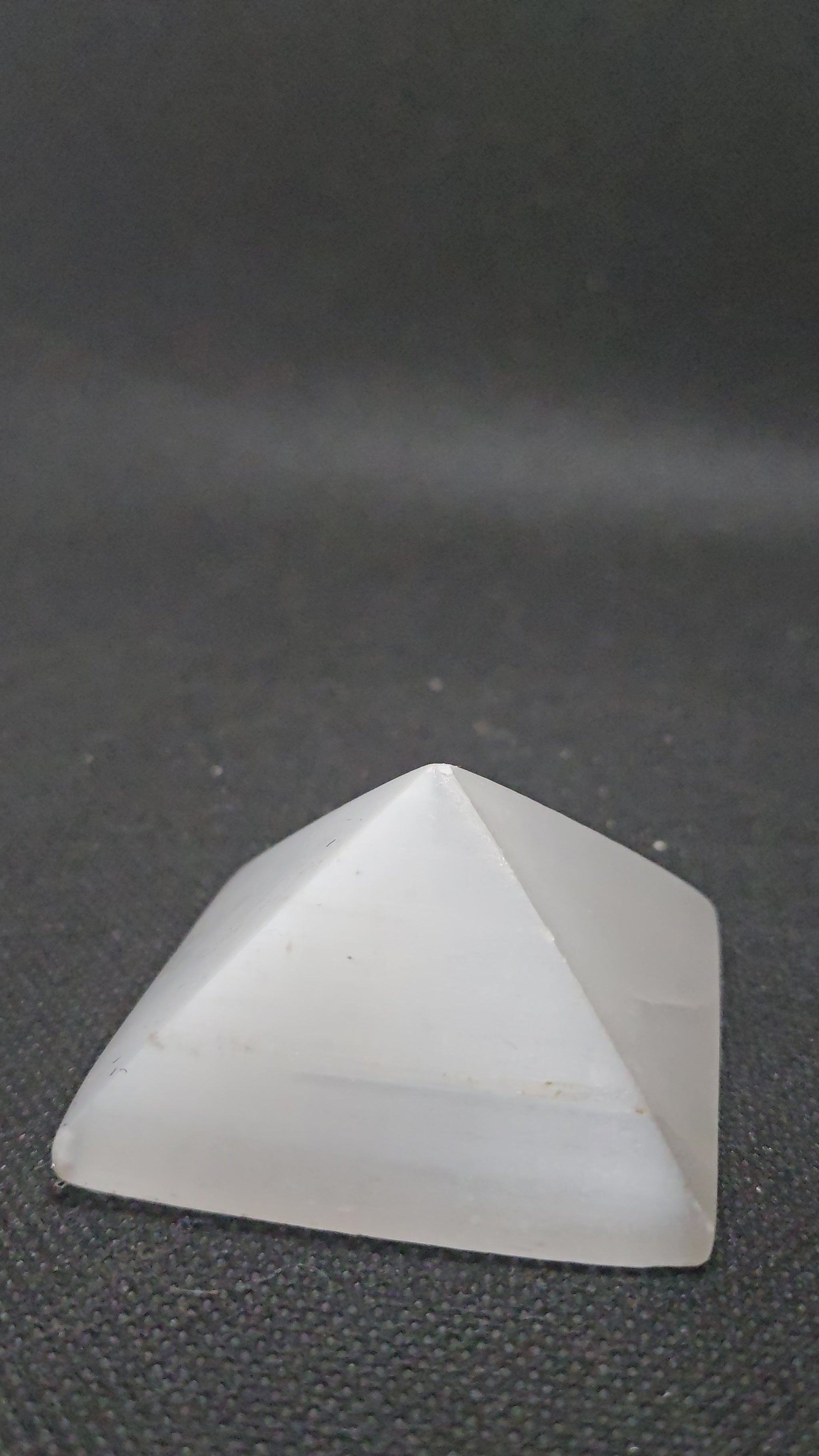 Pyramide en Sélénite Naturelle - Cristal de Guérison et d'Harmonisation