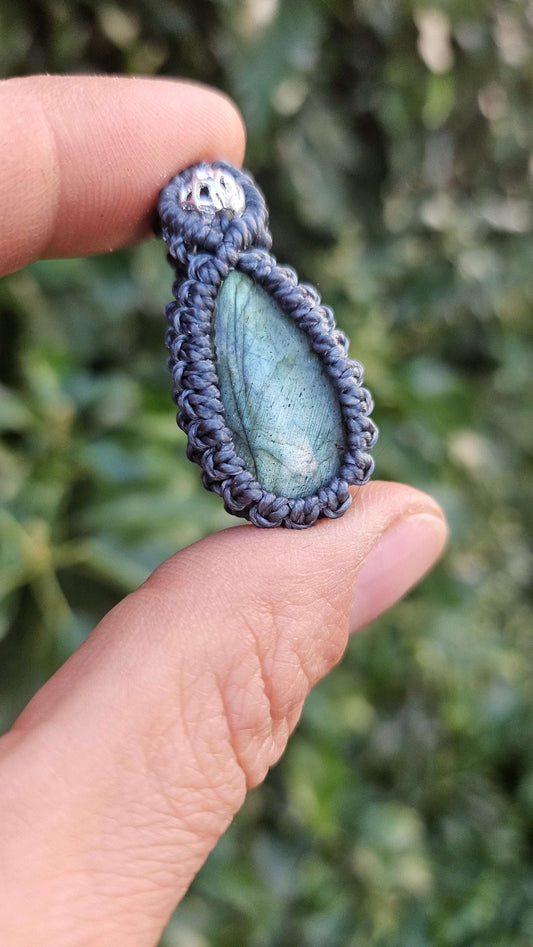 Pendentif en Micro-Macramé avec Labradorite - Protection et Transformation