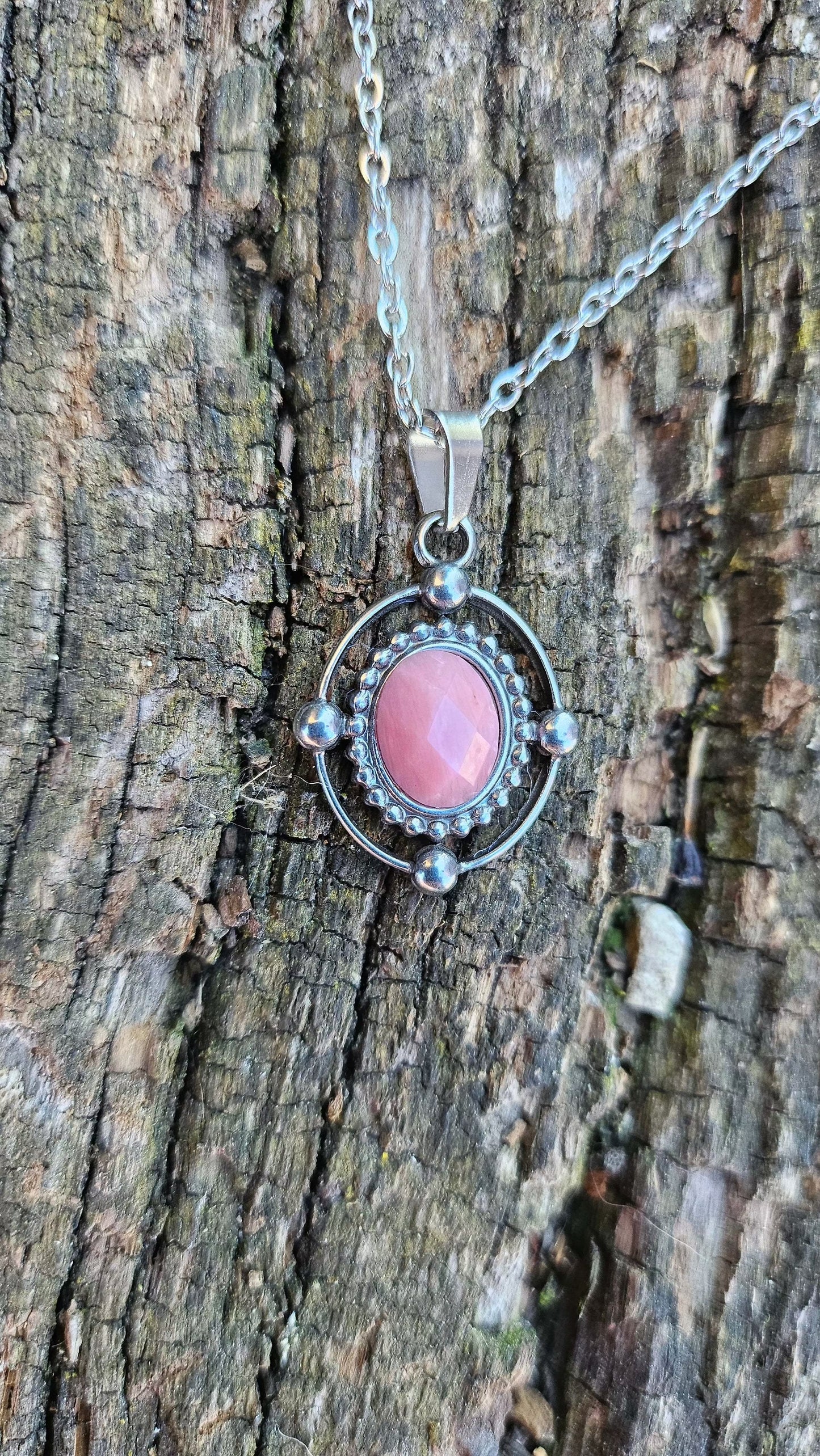 Collier "Médaillon de Lumière" en Rhodonite - Harmonie Émotionnelle et Élégance Naturelle