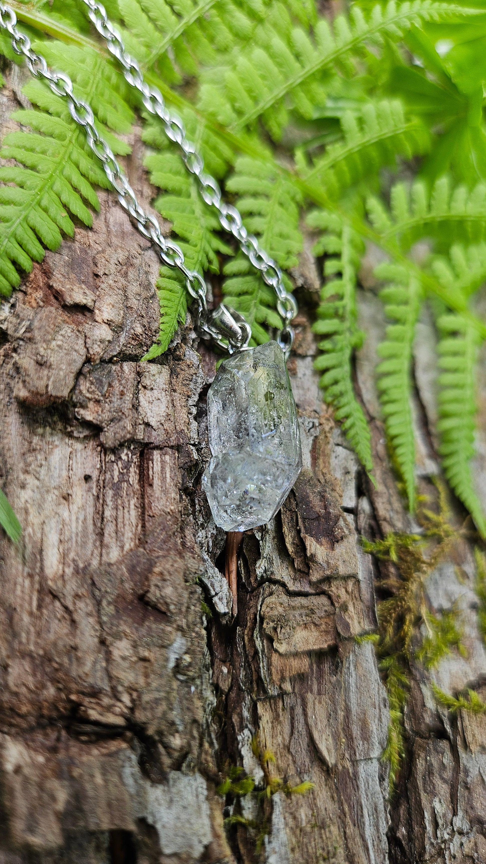 Pendentif Diamant Herkimer - Un bijou étincelant pour sublimer votre décolleté
