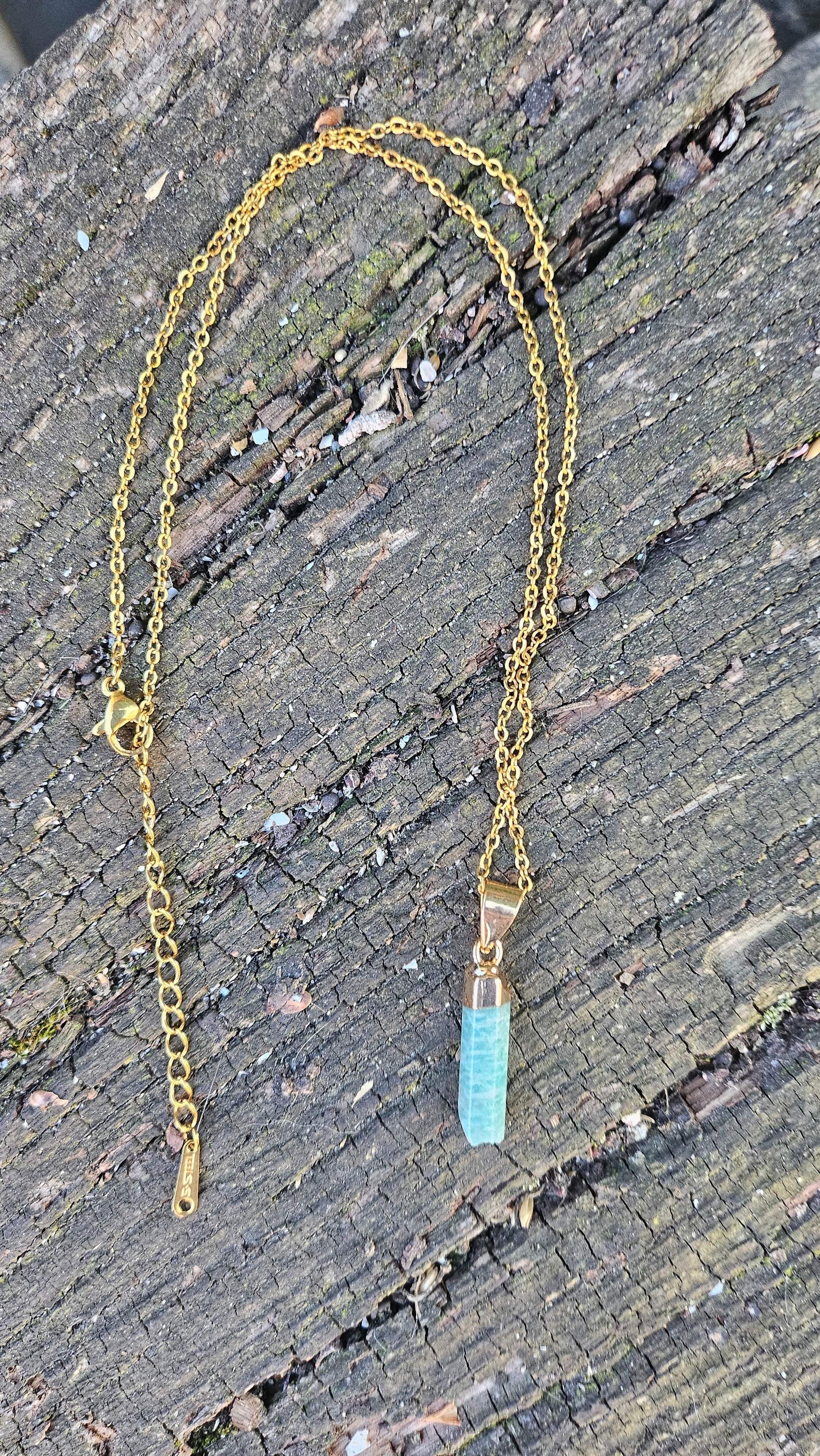 Collier "Stick" en Amazonite avec Éléments Dorés - Élégance et Énergie Naturelle