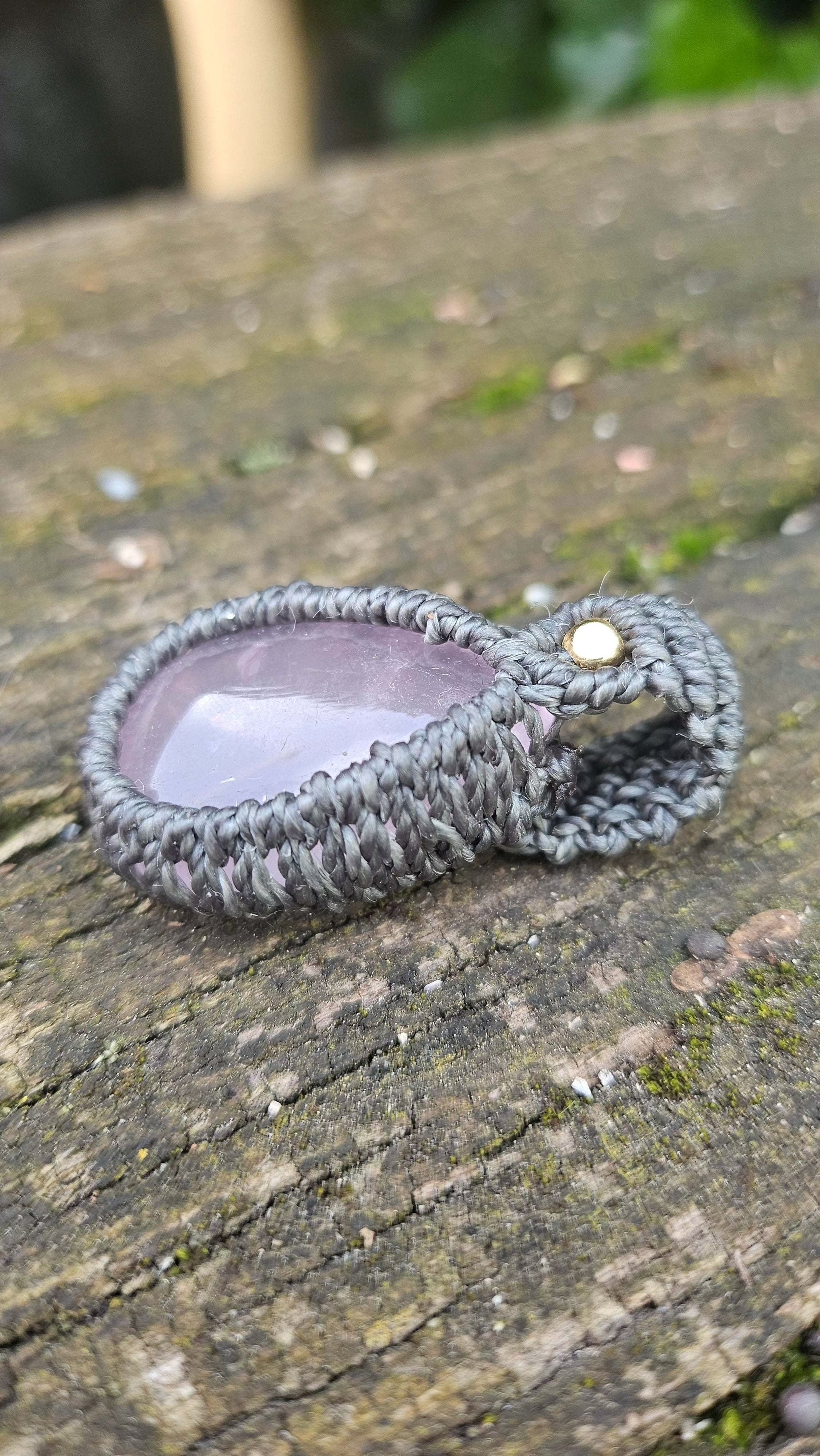 Pendentif en quartz rose tissé en micro-macramé - Bijou artisanal unique