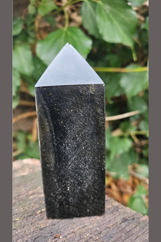 Obelisk aus natürlichem Obsidian – Tellurische Kraft und intensiver Schutz