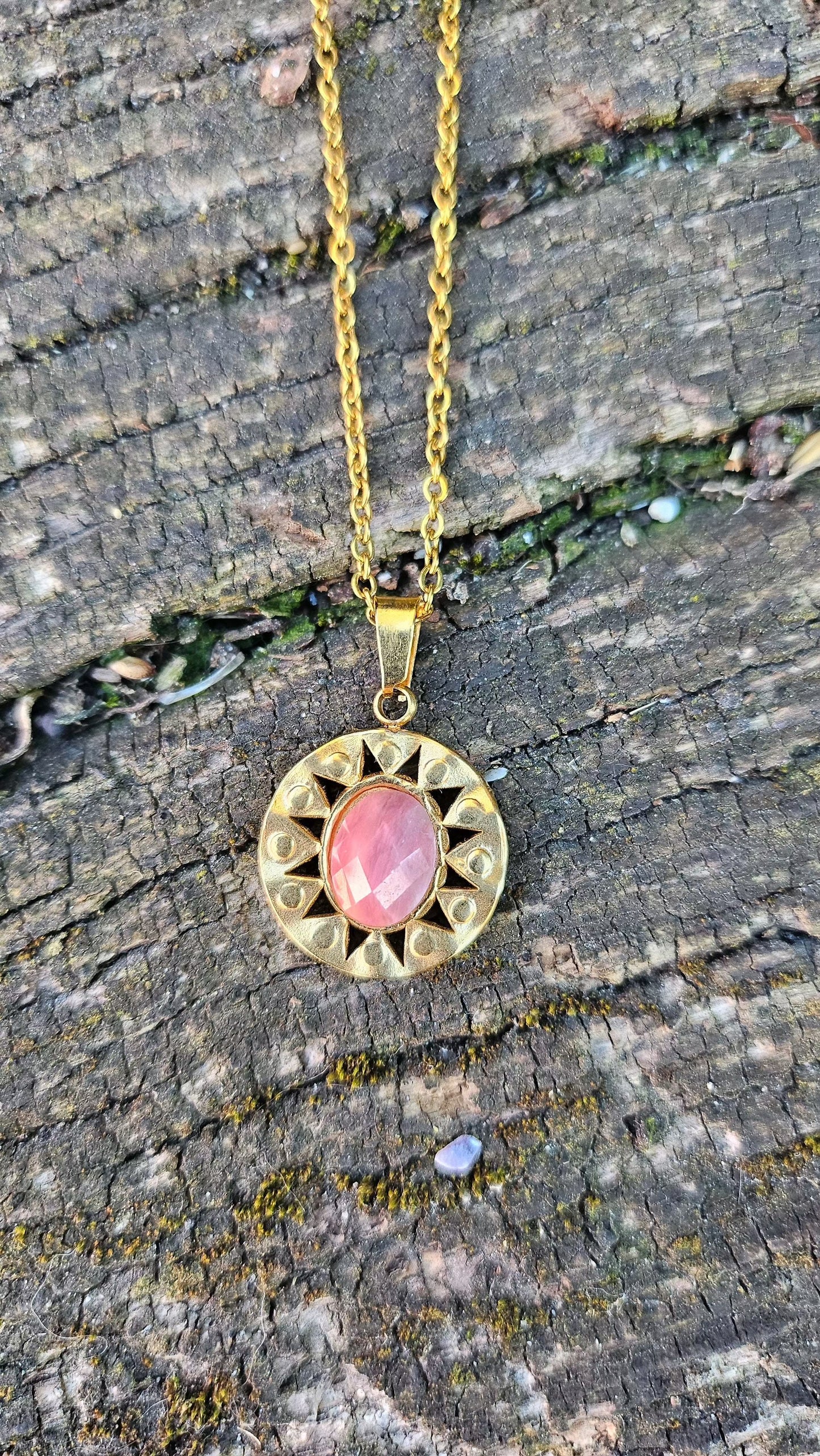 Collier "Médaillon de lumière" en Rhodonite - Harmonie Émotionnelle et Élégance Douce