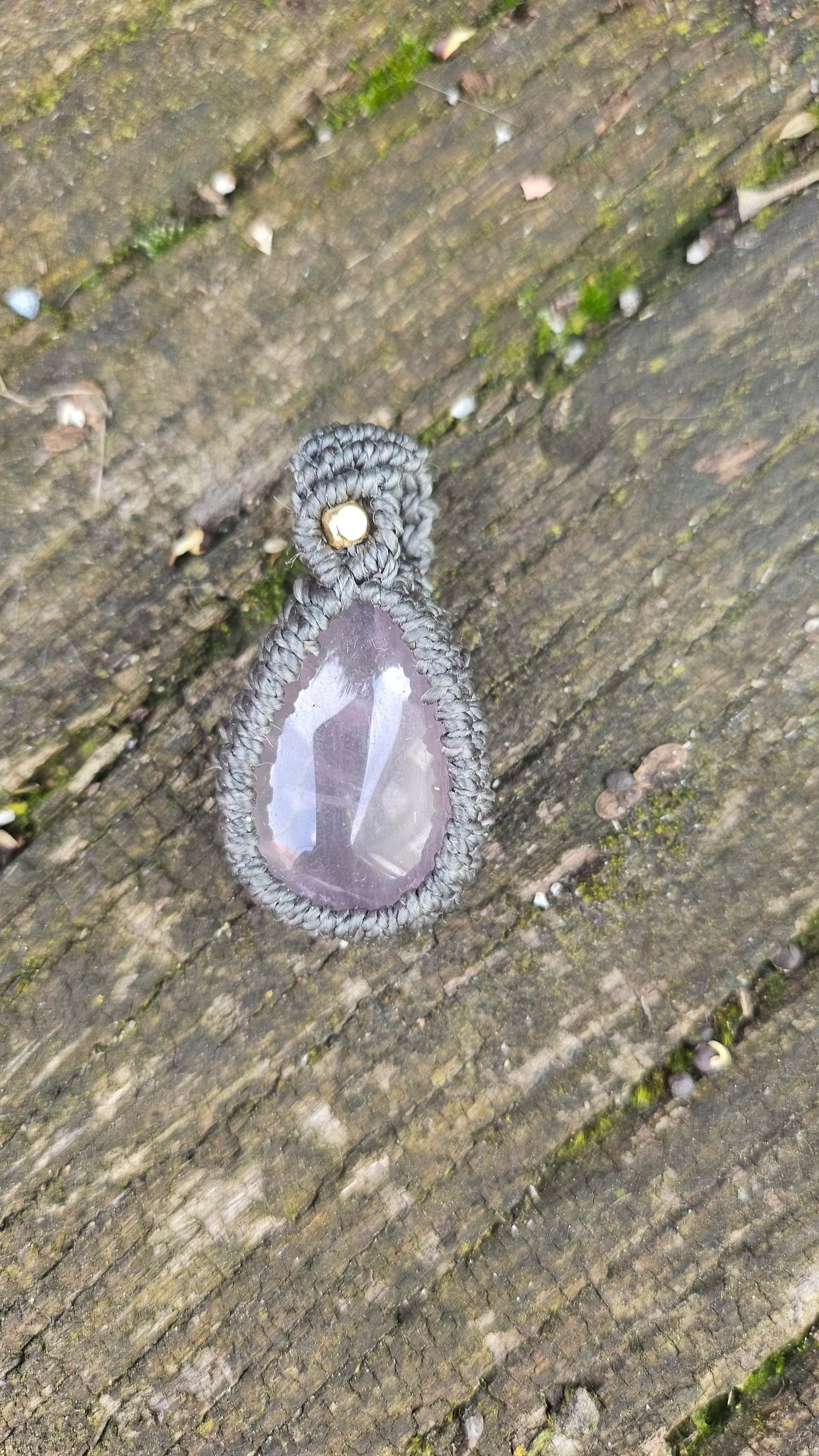 Pendentif en quartz rose tissé en micro-macramé - Bijou artisanal unique