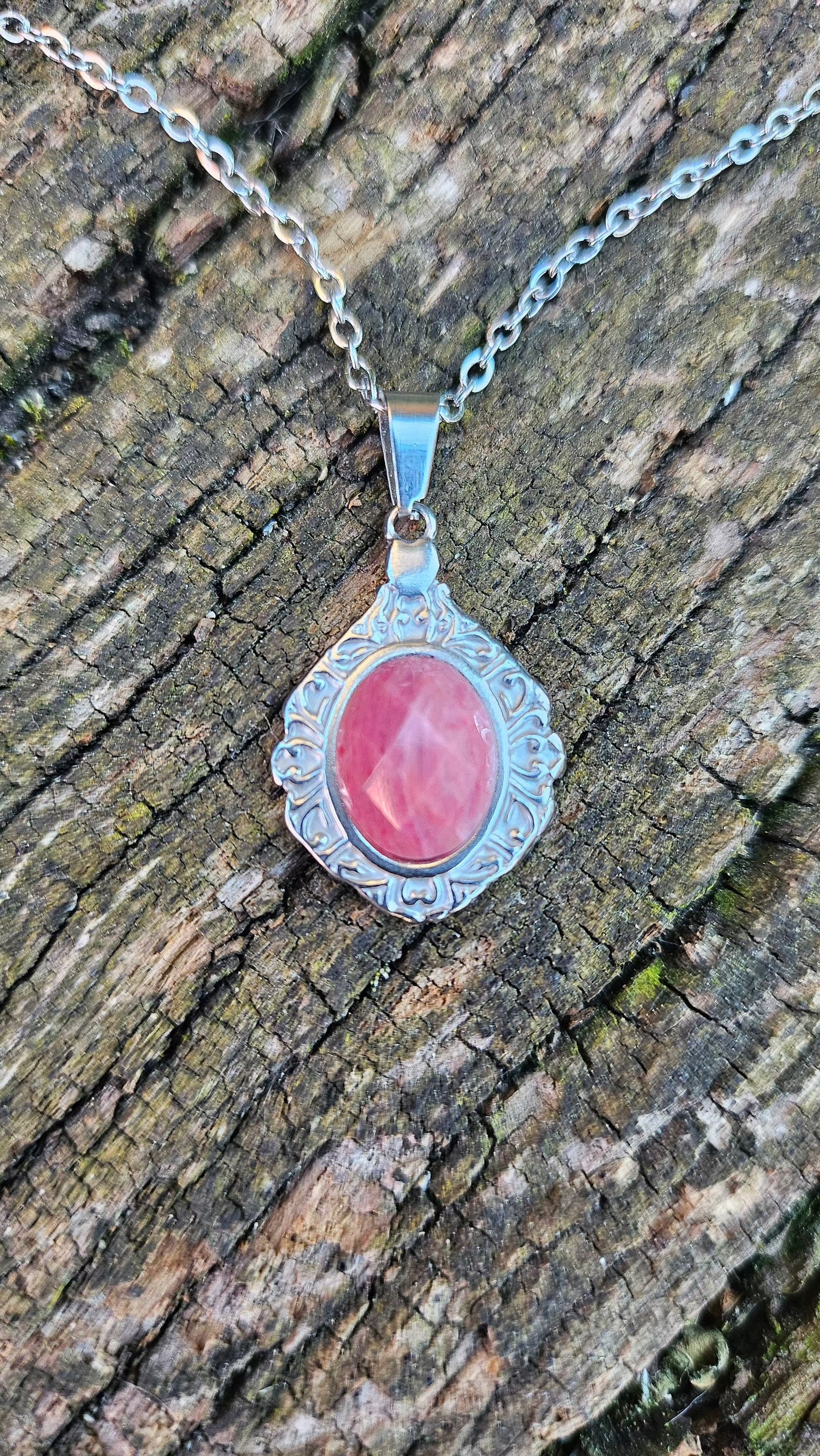 Collier "Médaillon de lumière" en Rhodonite - Harmonie Émotionnelle et Élégance Douce