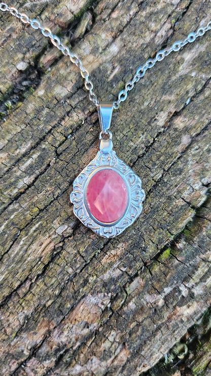 Collier "Médaillon de lumière" en Rhodonite - Harmonie Émotionnelle et Élégance Douce