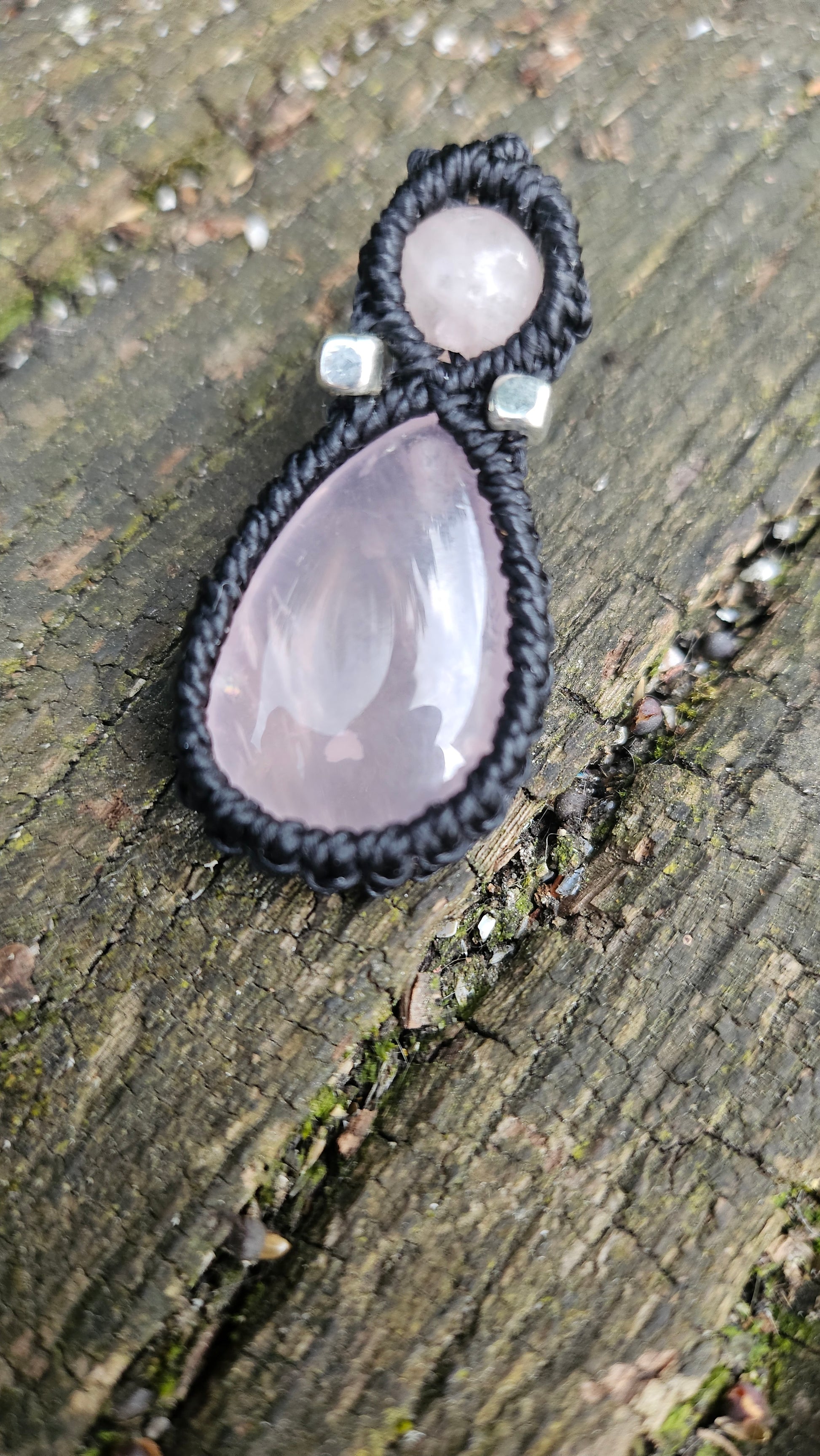 Pendentif en quartz rose tissé en micro-macramé - Bijou artisanal unique

 