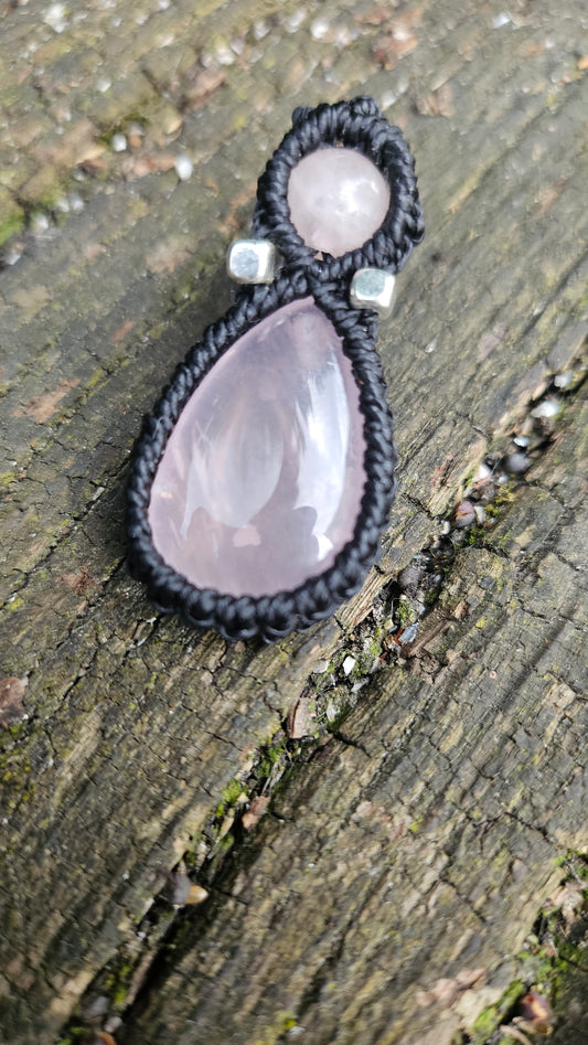 Pendentif en quartz rose tissé en micro-macramé - Bijou artisanal unique

 