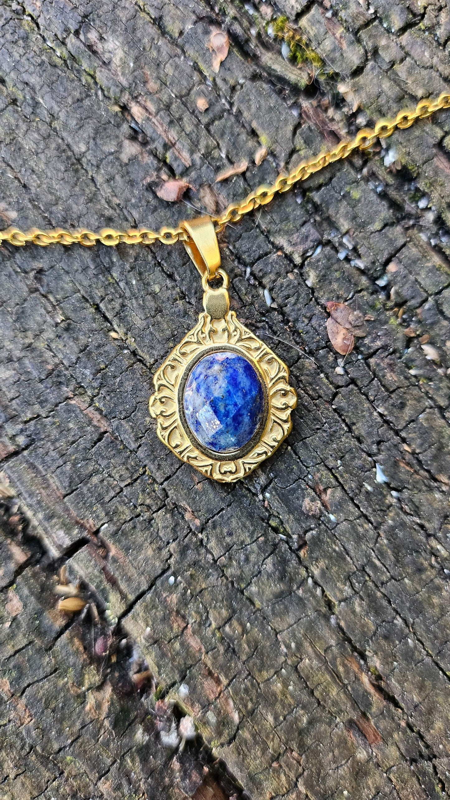 Pendentif "Médaillon sacré" en Lapis Lazuli - Harmonie Spirituelle et Énergie Positive gold