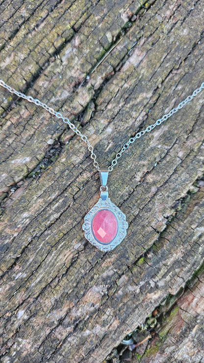 Collier "Médaillon de lumière" en Rhodonite - Harmonie Émotionnelle et Élégance Douce