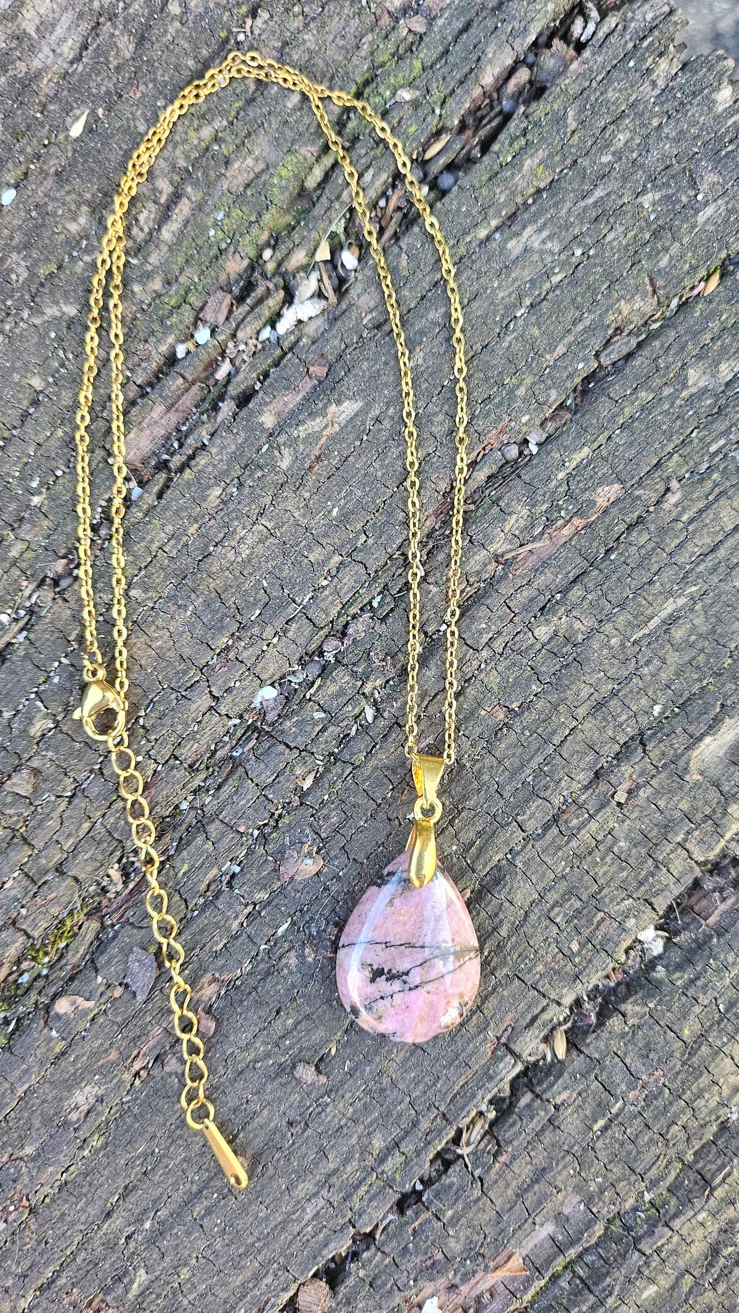 Collier "Gouttes d'énergie" en Rhodonite GOLD - Harmonie et Amour-Propre