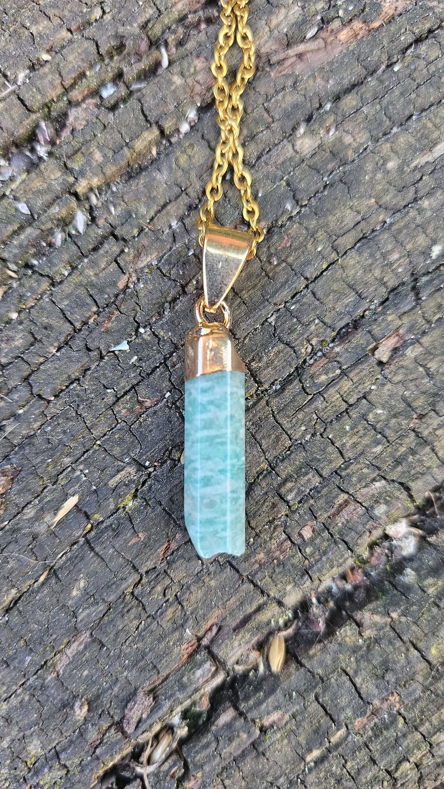 Collier "Stick" en Amazonite avec Éléments Dorés - Élégance et Énergie Naturelle