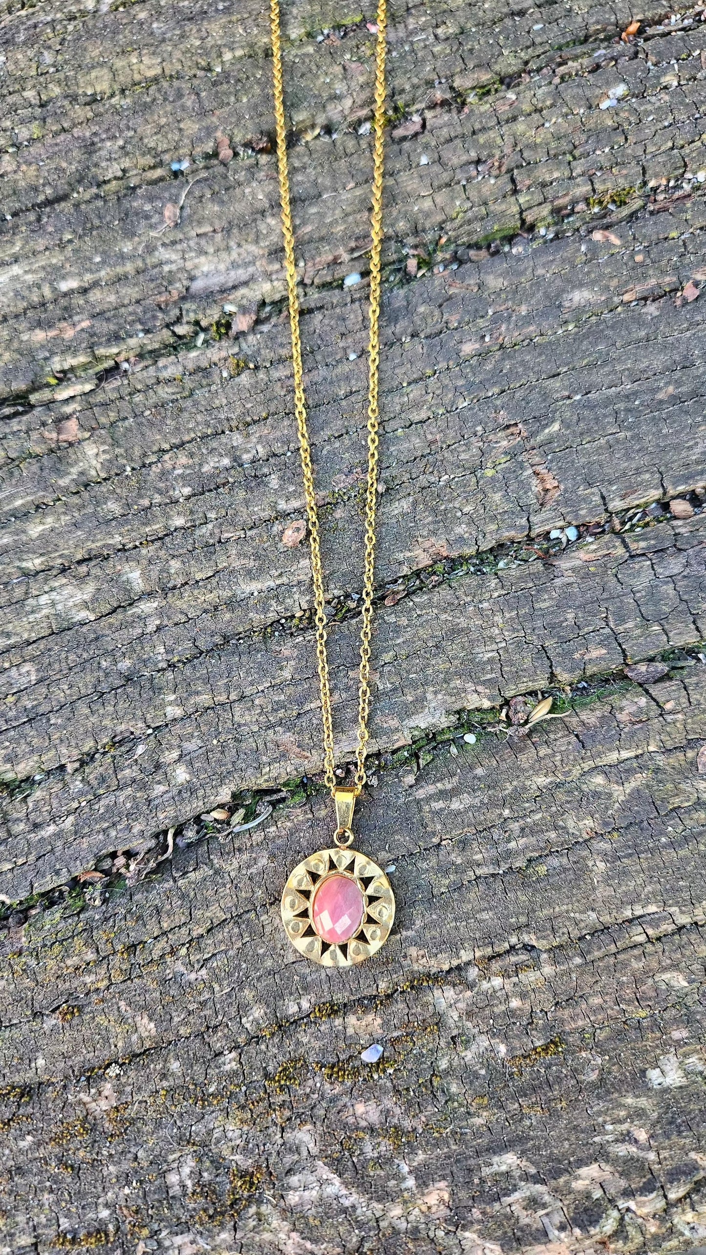 Collier "Médaillon de lumière" en Rhodonite - Harmonie Émotionnelle et Élégance Douce