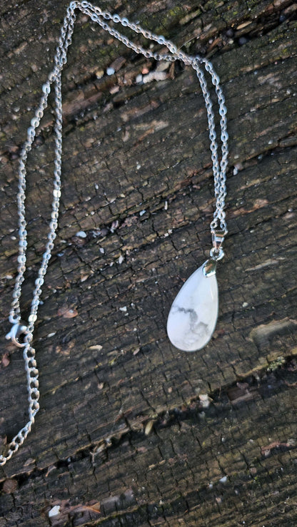 Collier "Gouttes Facettées" en Howlite - Chaîne en Acier Inoxydable