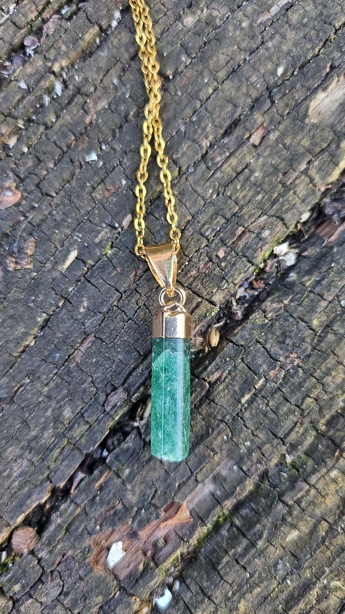 Collier "Stick" en Quartz Fraise - Élégance Gourmande et Énergie Positive