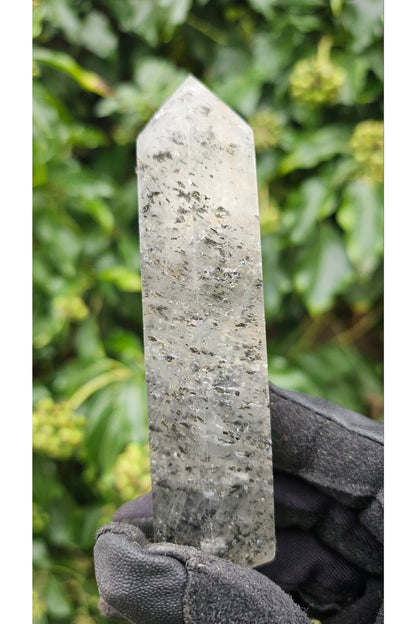 Turmalin-Quarz-Obelisk mit schwarzen Rutil-Einschlüssen – schützende Energie und spirituelle Klarheit