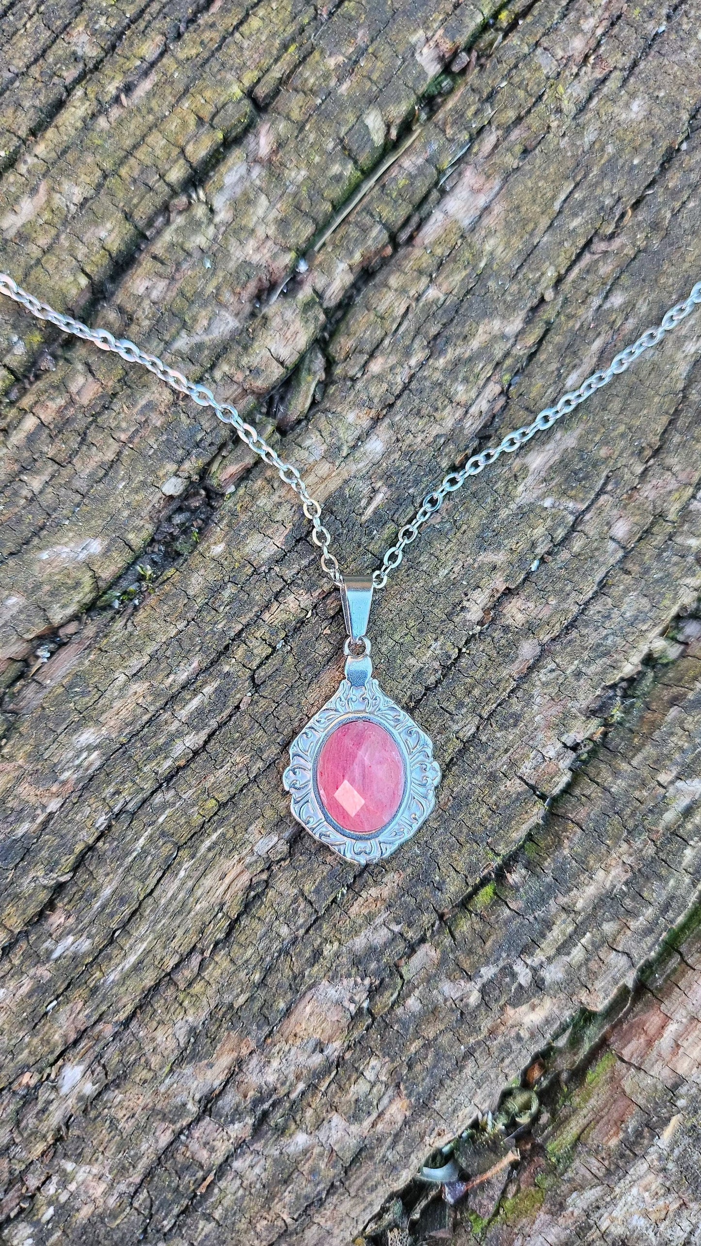 Collier "Médaillon de Lumière" en Rhodonite - Harmonie Émotionnelle et Élégance Naturelle