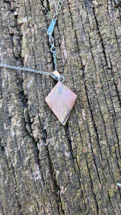 Collier "Losange" en Rhodonite - Chaîne en Acier Inoxydable