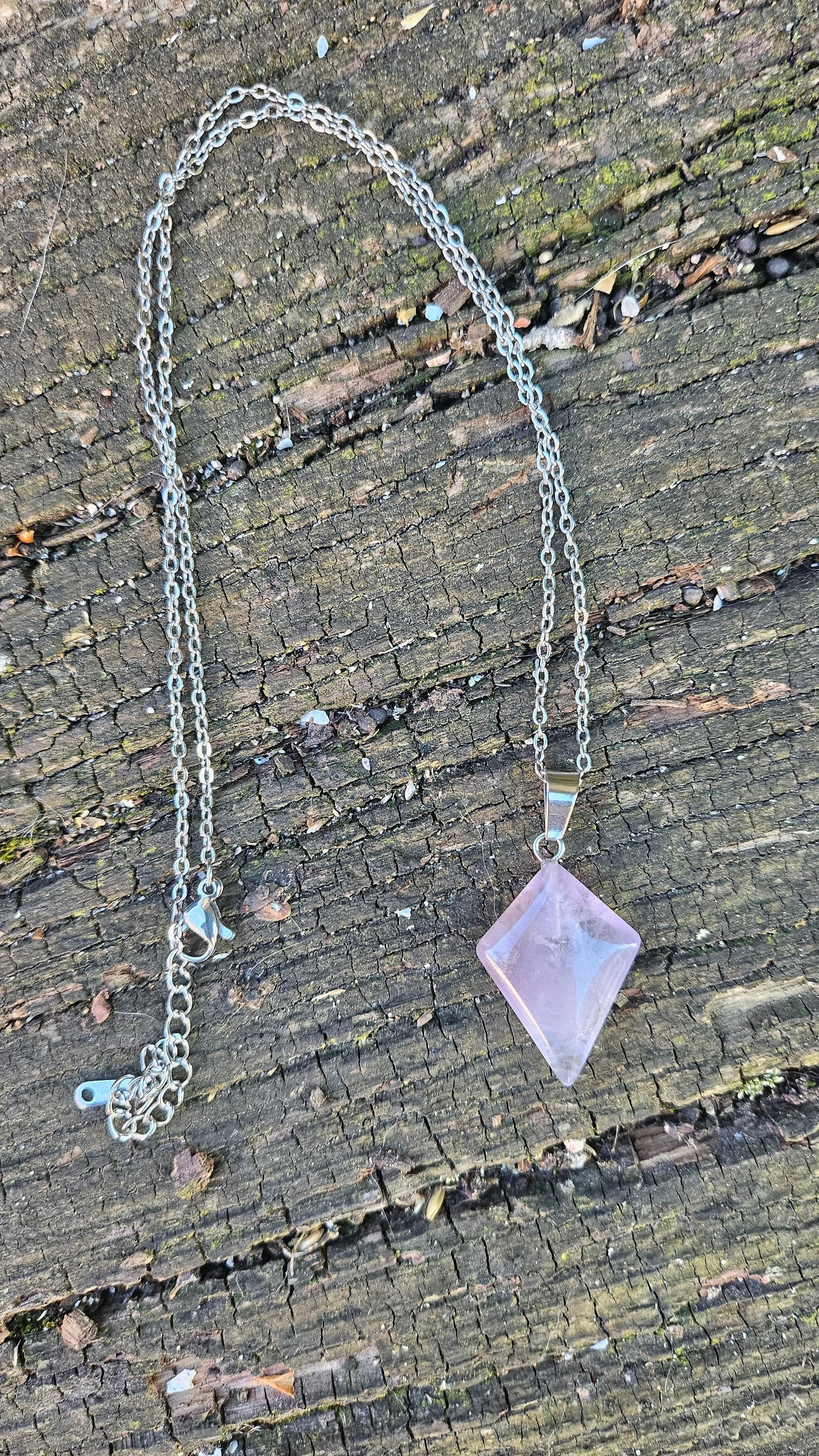 Collier "Losange Sacré" en Quartz Rose - Symbole d'Amour et de Douceur Infinie