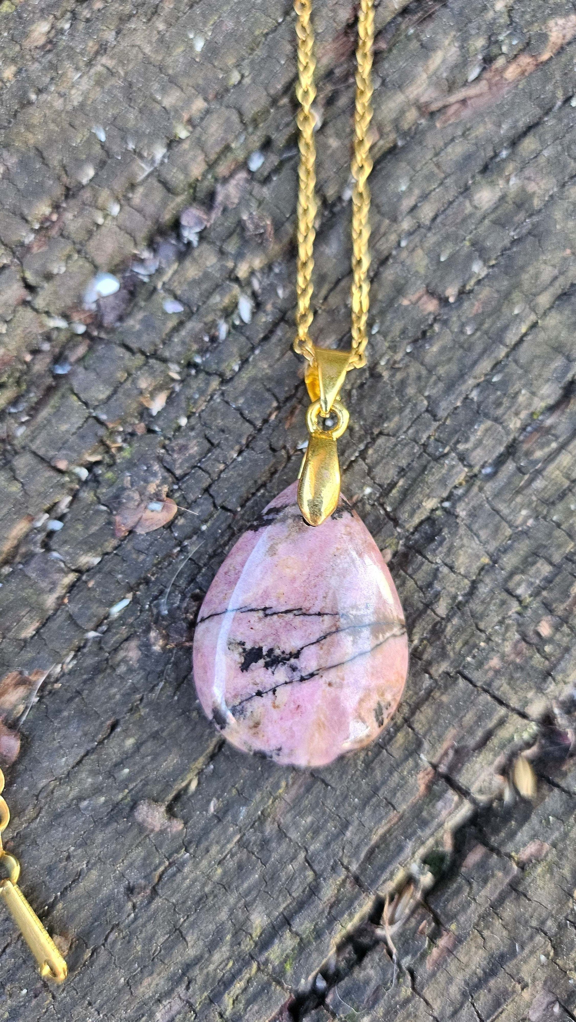 Collier "Gouttes d'énergie" en Rhodonite GOLD - Harmonie et Amour-Propre