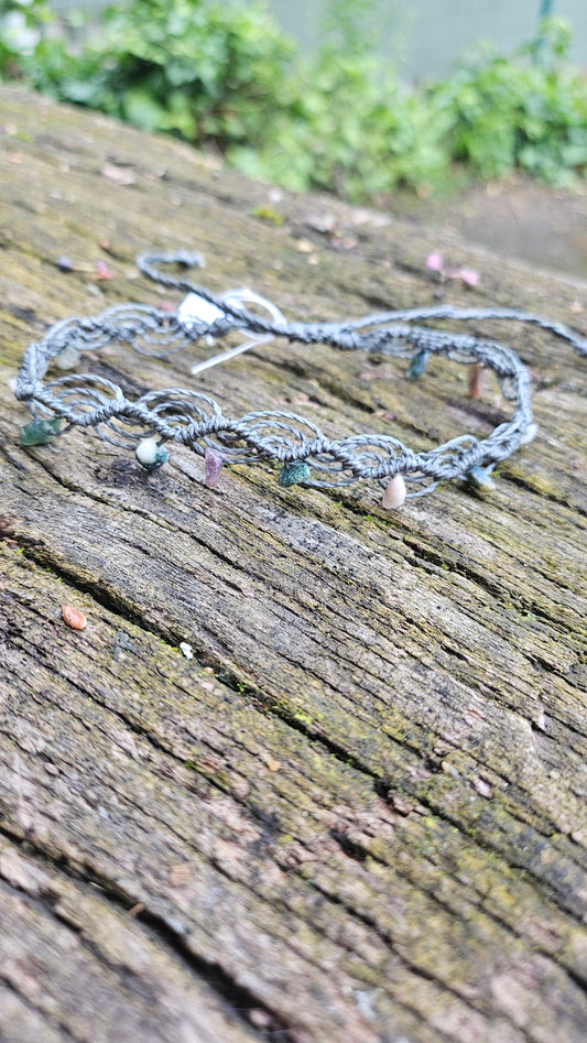 Bracelet de cheville en macramé avec des perles de pierre d'agate mousse brute