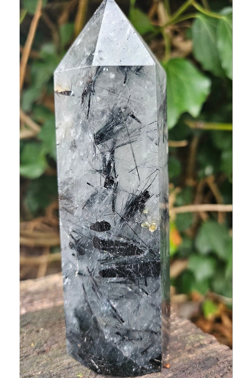 Turmalin-Quarz-Obelisk mit natürlichen schwarzen Rutil-Einschlüssen – schützende Energie und Kristallklarheit