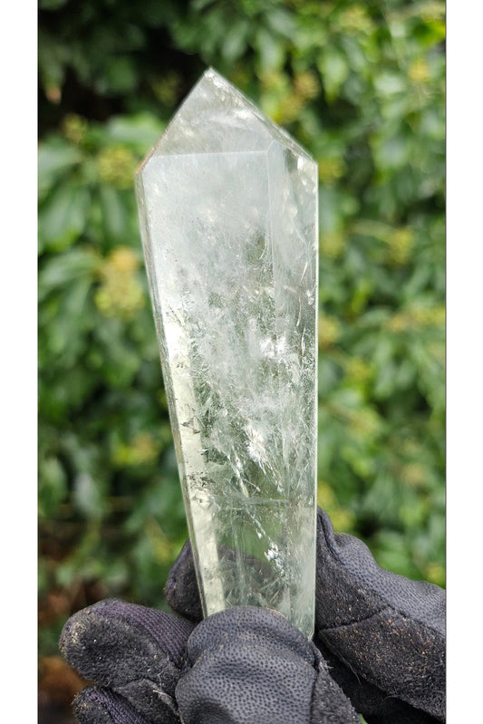 Natürlicher grüner Quarz – kristalline Reinheit und regenerierende Energie