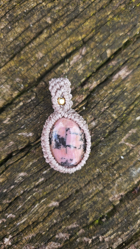 Pendentif en Rhodonite Tissé en Micro-Macramé