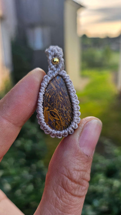 Pendentif en Micro-Macramé avec Jaspe Maryam - Harmonie et Stabilité