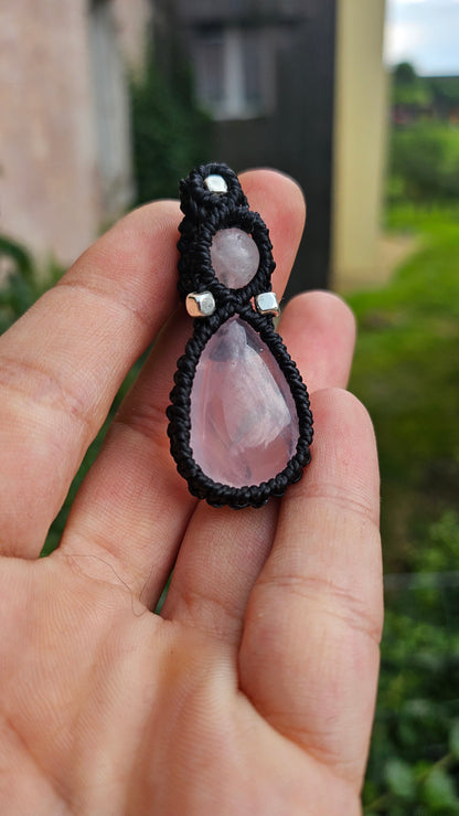 Pendentif en quartz rose tissé en micro-macramé - Bijou artisanal unique

 