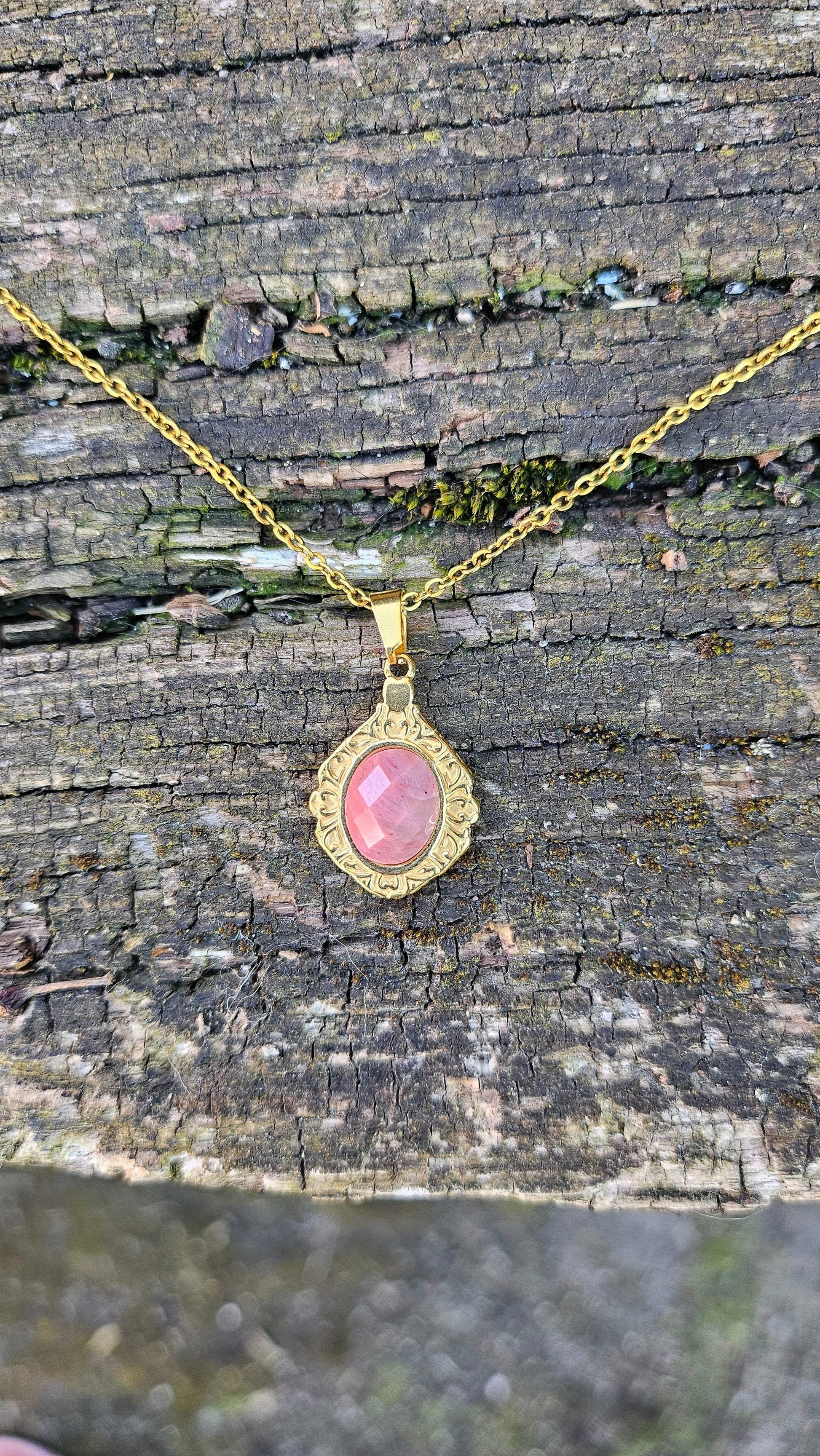 Collier "Médaillon de lumière" en Rhodonite - Harmonie Émotionnelle et Élégance Douce